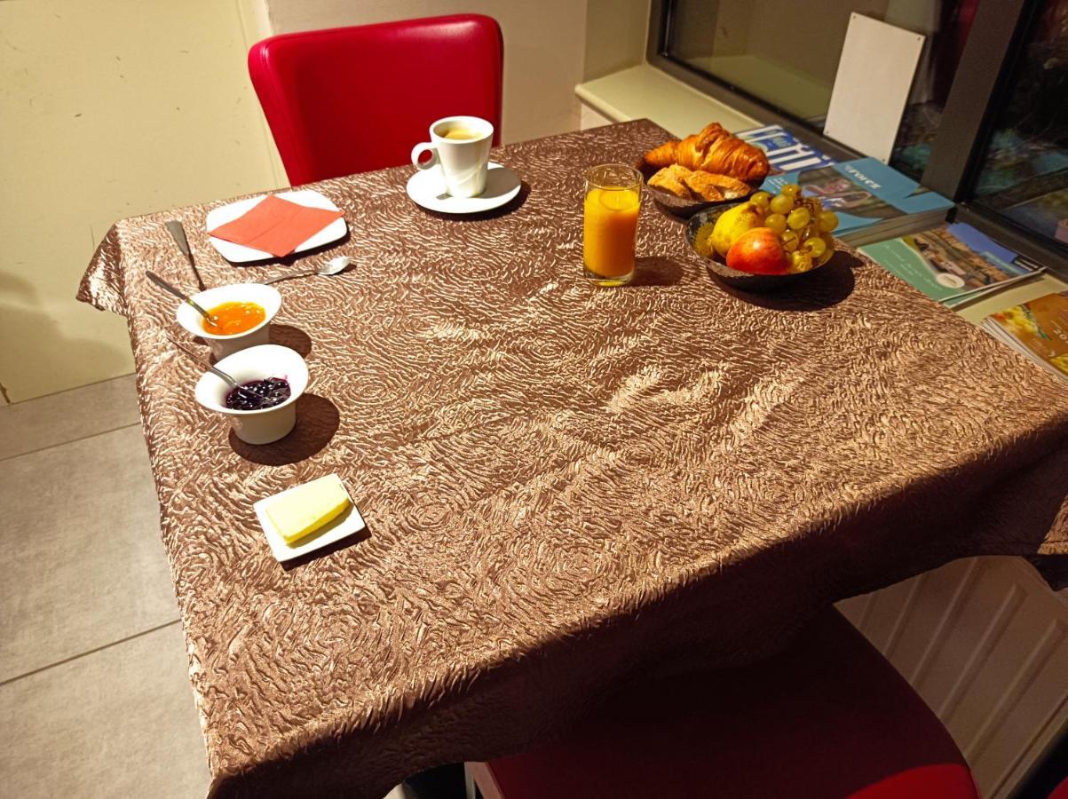 Bed and Breakfast Les Pierres Folles Rozier-en-Donzy Exterior foto